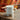 Cosi Tabellini Zinntasse 0,4 l – elegante Seitenansicht mit detailreichem Henkel