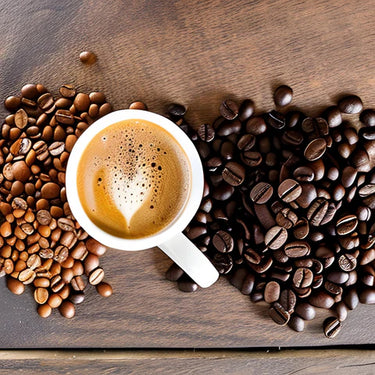 SmacoGlas Kaffee-Action – stimmungsvolle Szene mit Kaffeebohnen, Glas und natürlichem Licht für genussvolle Momente