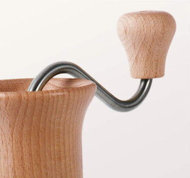 Kornkraft Fabula Getreidemühle – Detailausschnitt der Handkurbel mit Holzgriff für komfortables Mahlen