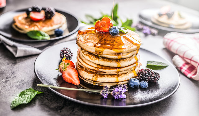 Pancakes mit Blaubeeren, Erdbeeren und Sirup