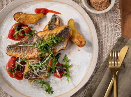 Wolfsbarschfilet mit Tomaten und Rucola - Schmackhafter Fisch mediterran zubereitet