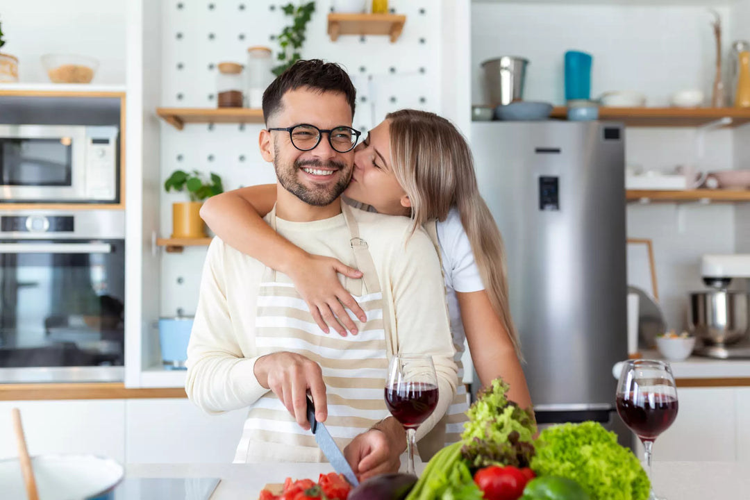 verliebtes Pärchen beim Kochen