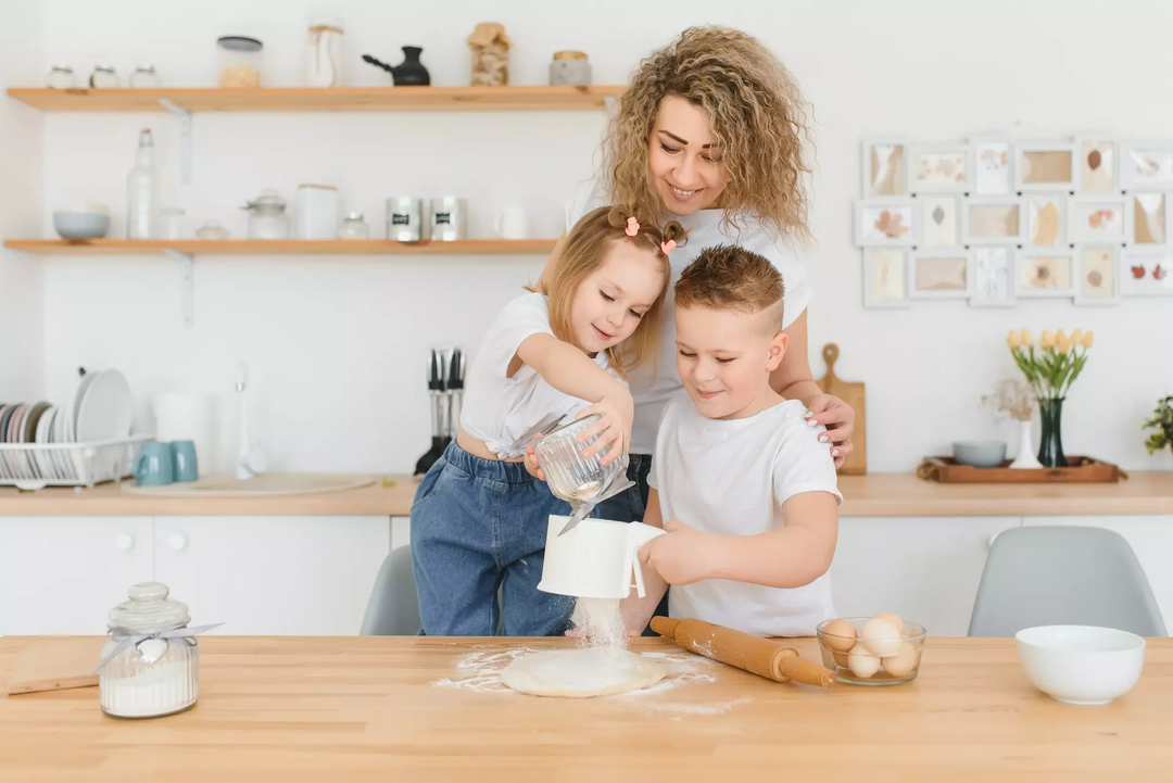 Mutter, Tochter & Sohn beim Backen