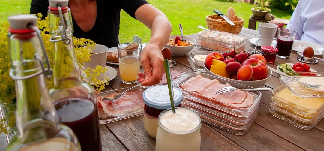 perfektes Sonntagsfrühstück im Garten