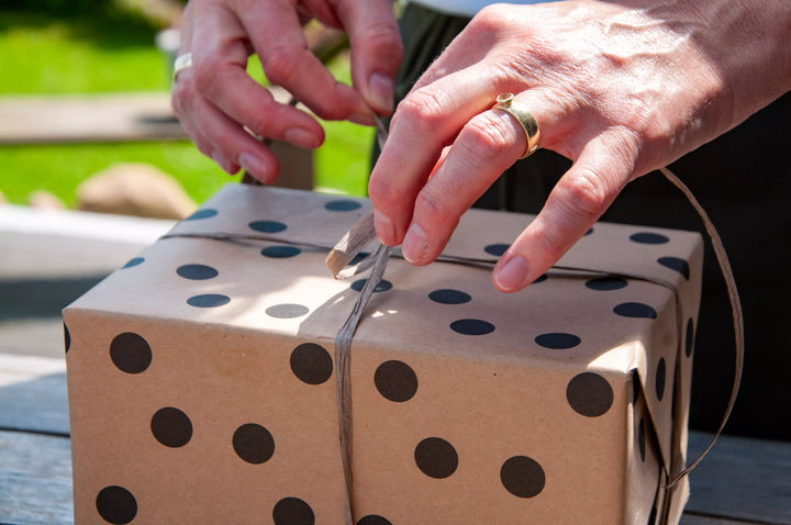 Frau packt ein SmacoGlas Geschenk aus