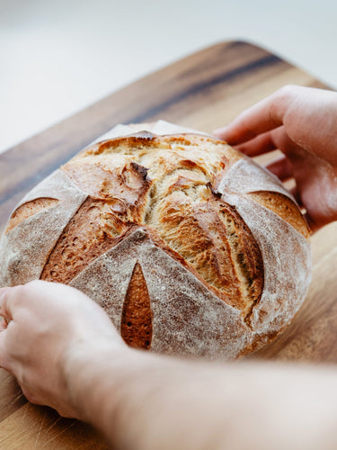 Brot backen und anschneiden aus Sauerteig