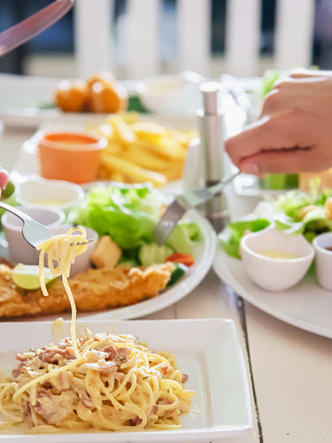 gemeinsames Essen unter Freunden - stilvolles Geschirr bei SmacoGlas