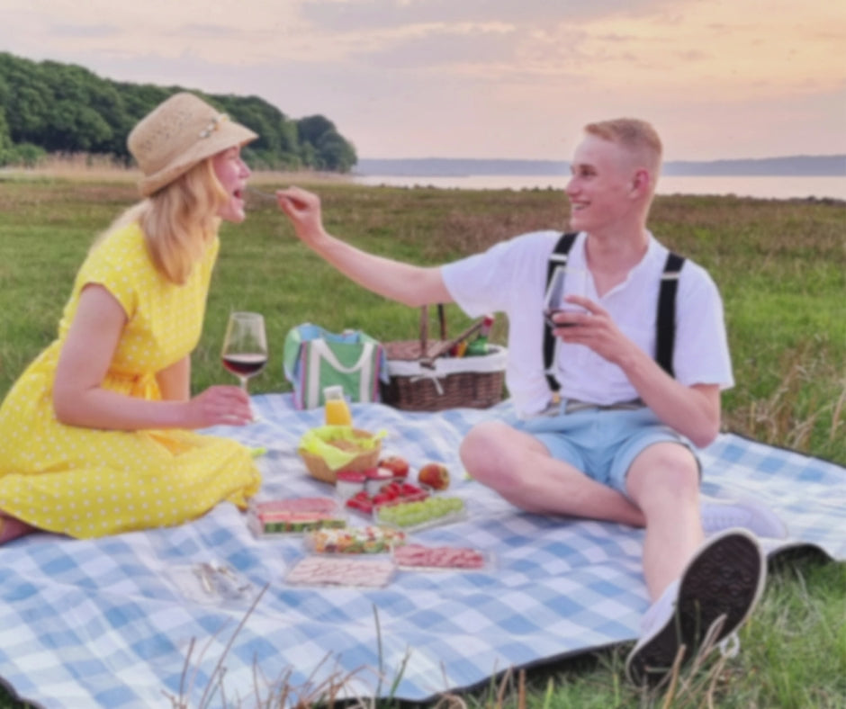 SmacoGlas für Zuhause, Picknick, Einkauf - verliebtes Paar sitzt auf der Decke und genißt Picknick