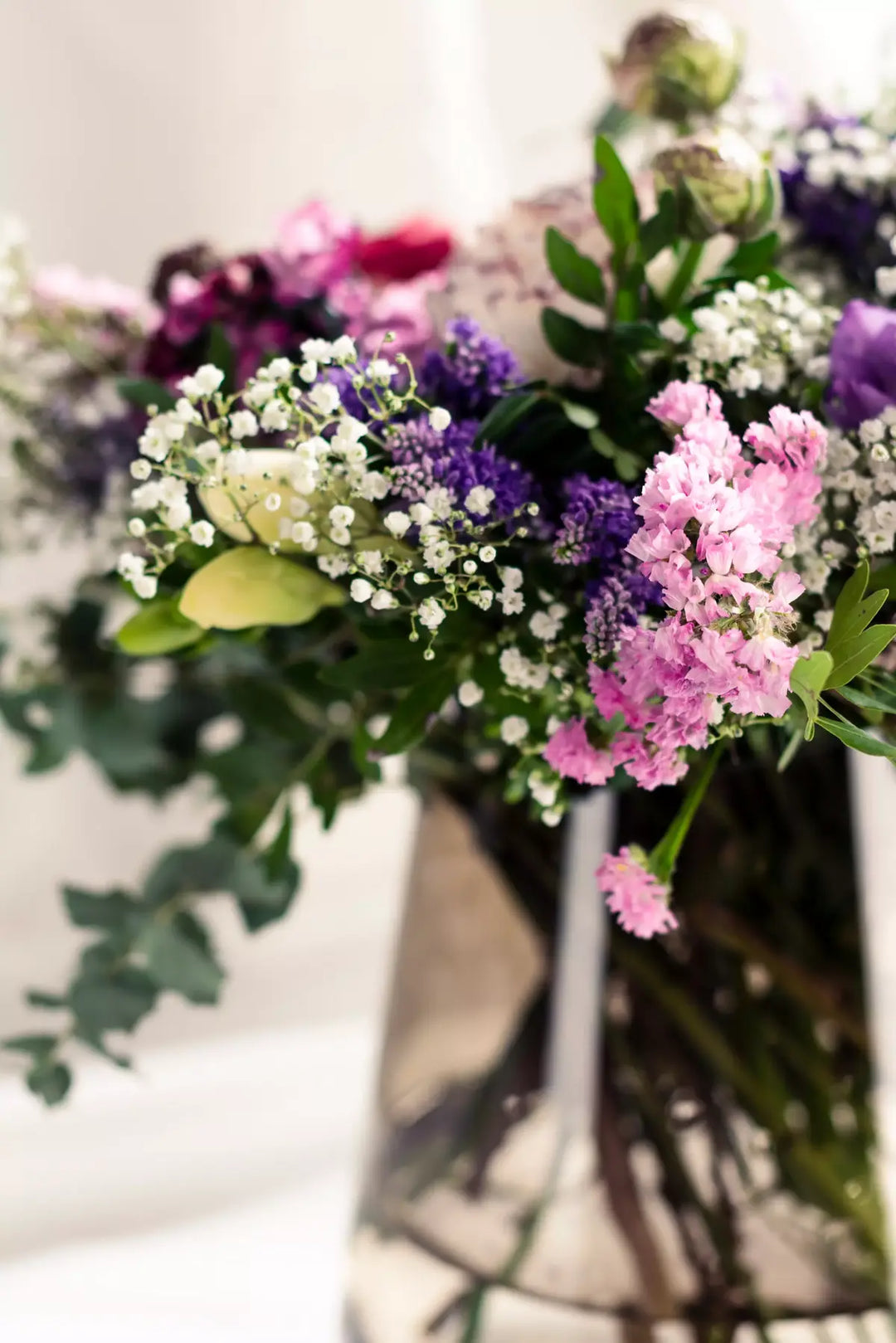 Detailbild des Blumenstraußes verdeutlicht die Eleganz der Vase