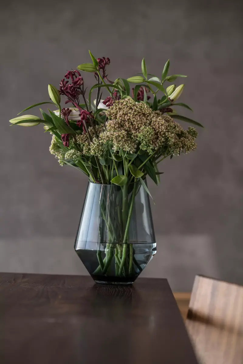 mittlere Vase der Zwiesel Glas Serie Diamonds in blau mit natürlichem Blumenstrauß